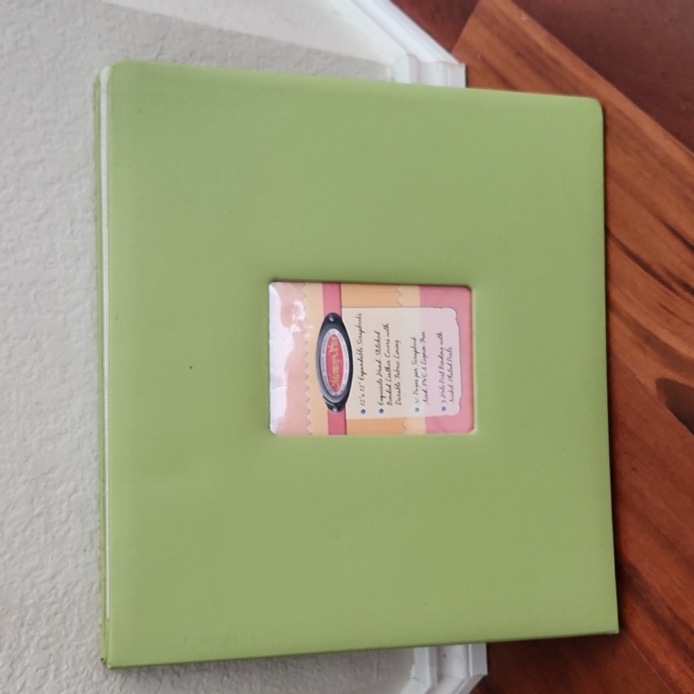 Memory Stor 12" x 12" Expandable Scrapbook.  30 Pages with Bonded Leather Cover